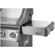 Churrasqueira a gás Napoleon Rogue® PRO 425 BB SIZZLE ZONE™ e 4 queimadores, sendo um deles lateral